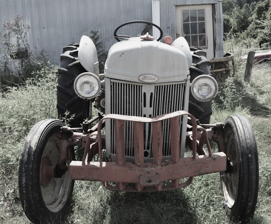 Photo vintage tractor auction