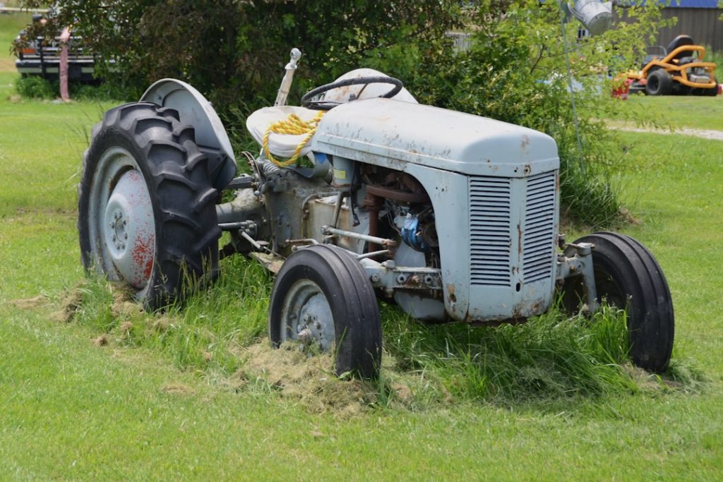 Photo vintage tractor auction
