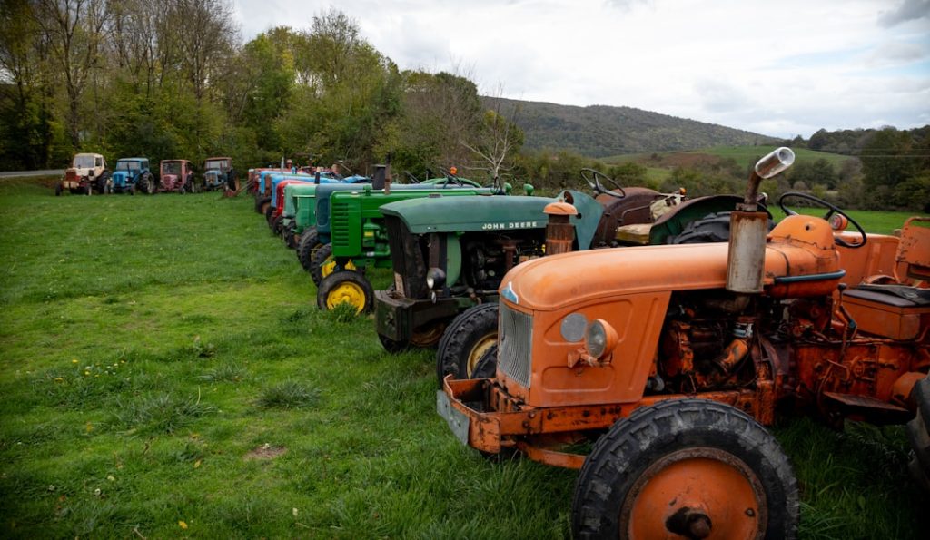 Photo tractor auction prices