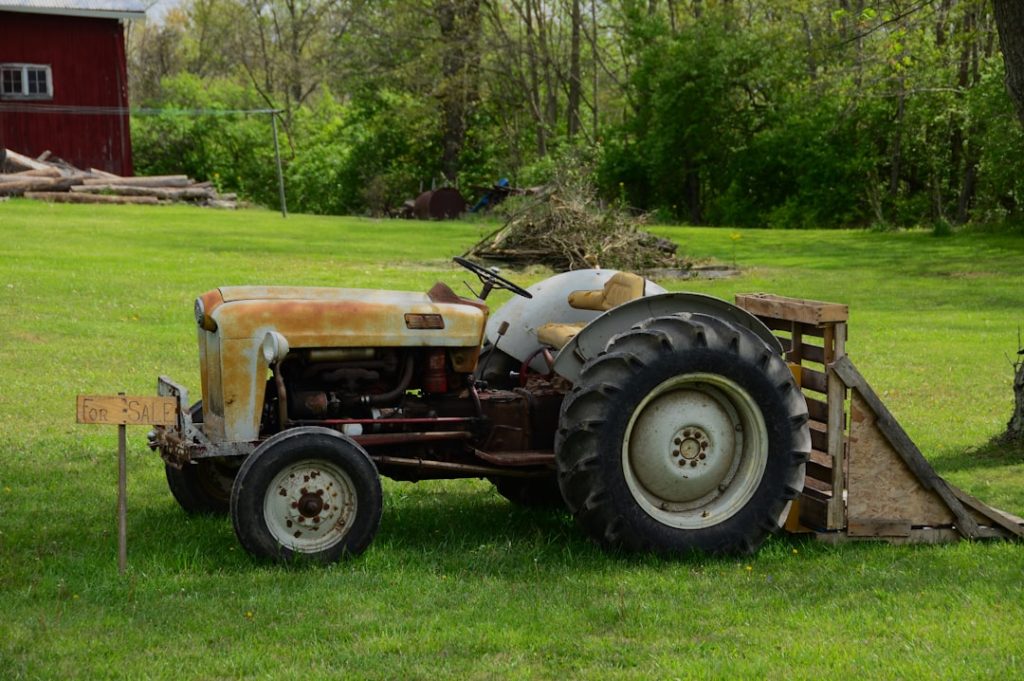 Photo vintage tractor auction